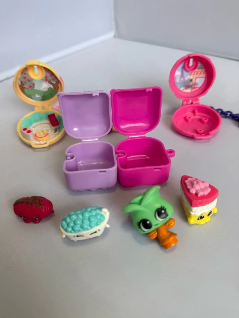 Shopkins Lot - Lil Secrets Mini Carry Cases 4 Shopkins Characters Miniature Kids - Picture 2 of 6